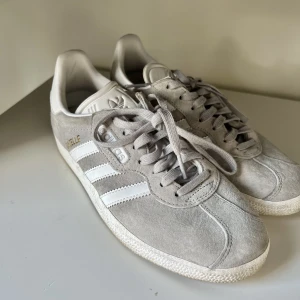 Adidasskor (Gazelle) - Skor från Adidas. (Gazelle) Använda Max 3 ggr. Storlek: 38. Mycket fint skick!   Nypris: 799kr. Säljes för 200kr
