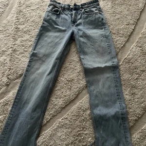 Zara jeans - Raka Zara jeans som är midwaist. Liten slits på båda benen. Jättesnygga jeans men tyvärr är den för små.
