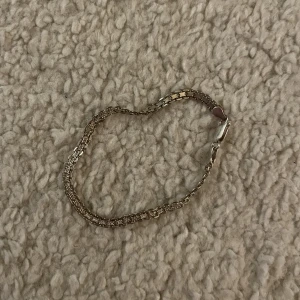 armband  - osäker på om det är riktig silver. omkretsen är ca 17cm :) 