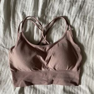 Träningstopp f Iciw  - Träningstopp från Iciw i storlek M, endast testad, säljer för 200kr 