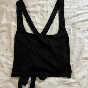 Svart topp med knyten - Svart topp med knyten från Shein, toppskick! 