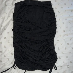 Svart kjol med knyten  - Svart kjol med knyten från Shein, toppskick!