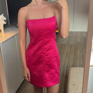 Tubklänning från Zara - Så snygg tubklänning från Zara! Endast använd 1 gång, bara lite skrynklig efter att ha legat i garderoben 💗Storlek XS. 