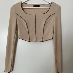 Topp - En beige topp från Shein som är köpt på loppis, är i nyskick!