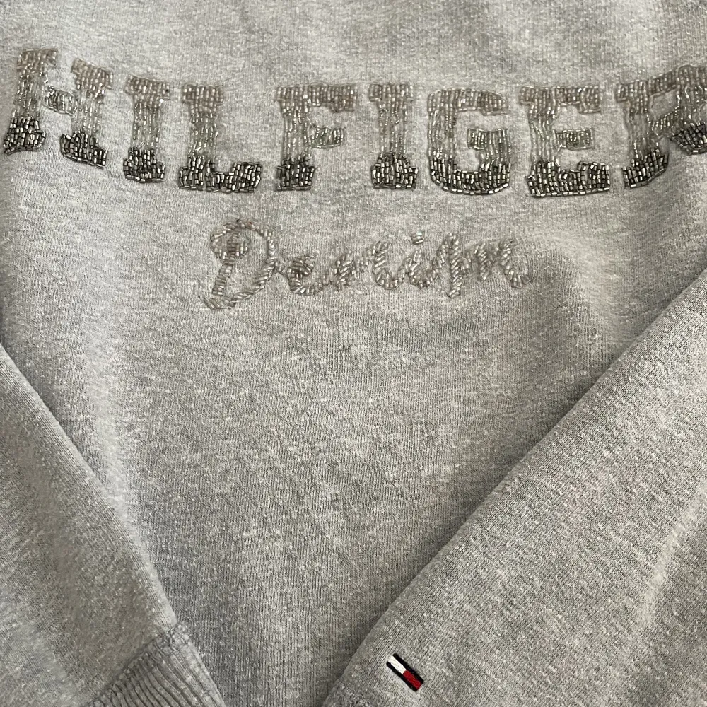 Tommy Hilfinger sweatshirt i storlek XS. Färgen är grå med märket i paljetter. Priset kan diskuteras, fler bilder skriv privat till mig. Köparen står för frakten💖💖. Hoodies.
