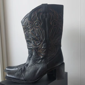Cowboy boots - Säljer dessa cowboyboots. Dem är i nyskick (använts ca 1 gång). Dem är i strl 40 och är från Björnborg(: pris kan disskuteras!