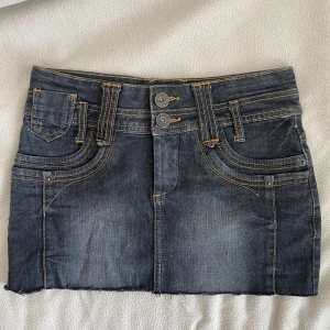 Snygg kjol - Skitsnygg mini kjol men har blivit för liten på mig 😞 midjemåttet är ca 72cm Och längden är 30cm Möts I sthlm🙌🏼