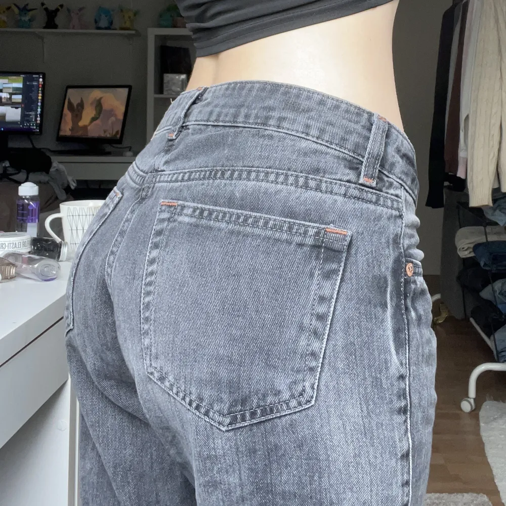 lågmidjade bootcut/straight jeans ifrån weekday. lite smått slitna nedtill, annars inga större defekter. innerbenslängd 88 cm, midjemått 76 cm (mätt tvärs över). använd gärna köp nu 💗. Jeans & Byxor.