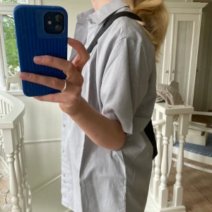 Skjorta  - Grå skjorta köpt secondhand! Köpare står för frakt!🥰