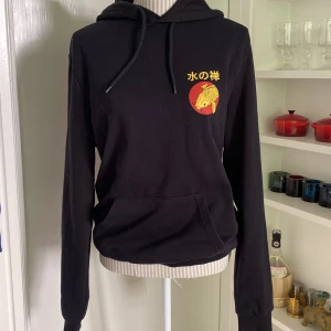 Svart koi hoodie - Pier One - En ny köpt Japan inspirerand och oanvänd hoodie i mycket god skick samt kvalitet. 