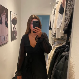 Svart klänning  - En såå fin svart klänning som aldrig kommer till användning då jag har flera