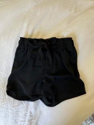 Shorts i svalt skönt material 🌻 📌 storlek s, passformen går att justera med hjälp av skärpet💛
