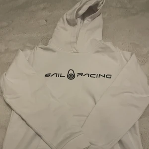 Sail racing hoodie - En snygg vit sailracing hoodie i färgen vit med svart text!. Hoodien är nästan helt ny och har kommit till användning max 4 ggr💛!                                                      