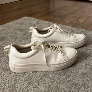 Vita Skinnskor  - Vita äkta Skinnskor från vagabond i storlek 40. Använda 2 gånger så i nyskick🌸