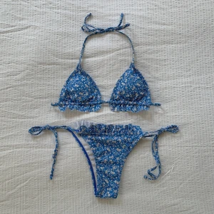 Blå bikini - Väldigt söt bikini från NAKD 🤍 använd få gånger och jag tvättar självklart den innan jag postar ✨ den har inlägg i toppen vilket gör den så bekväm att ha på sig