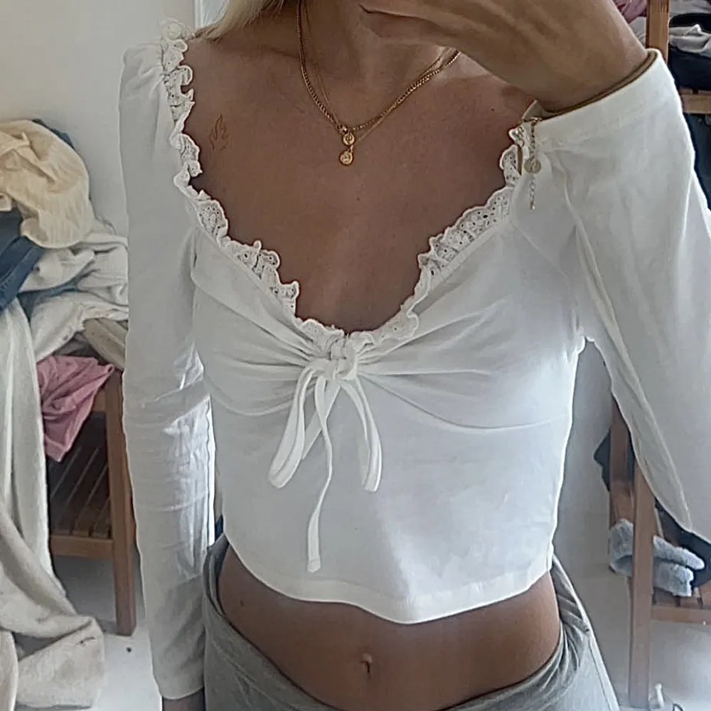 Långärmad SPETS topp med söta detaljer från Nelly i strl S! Går också att ha off shoulder🤍allt jag säljer är i nyskick! använd gärna köp nu💕. Toppar.