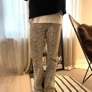 Leopard jeans - Så coola jeans i leopard mönster! De jag har på mig på bilden är 38 och jag säljer storlek 36💛