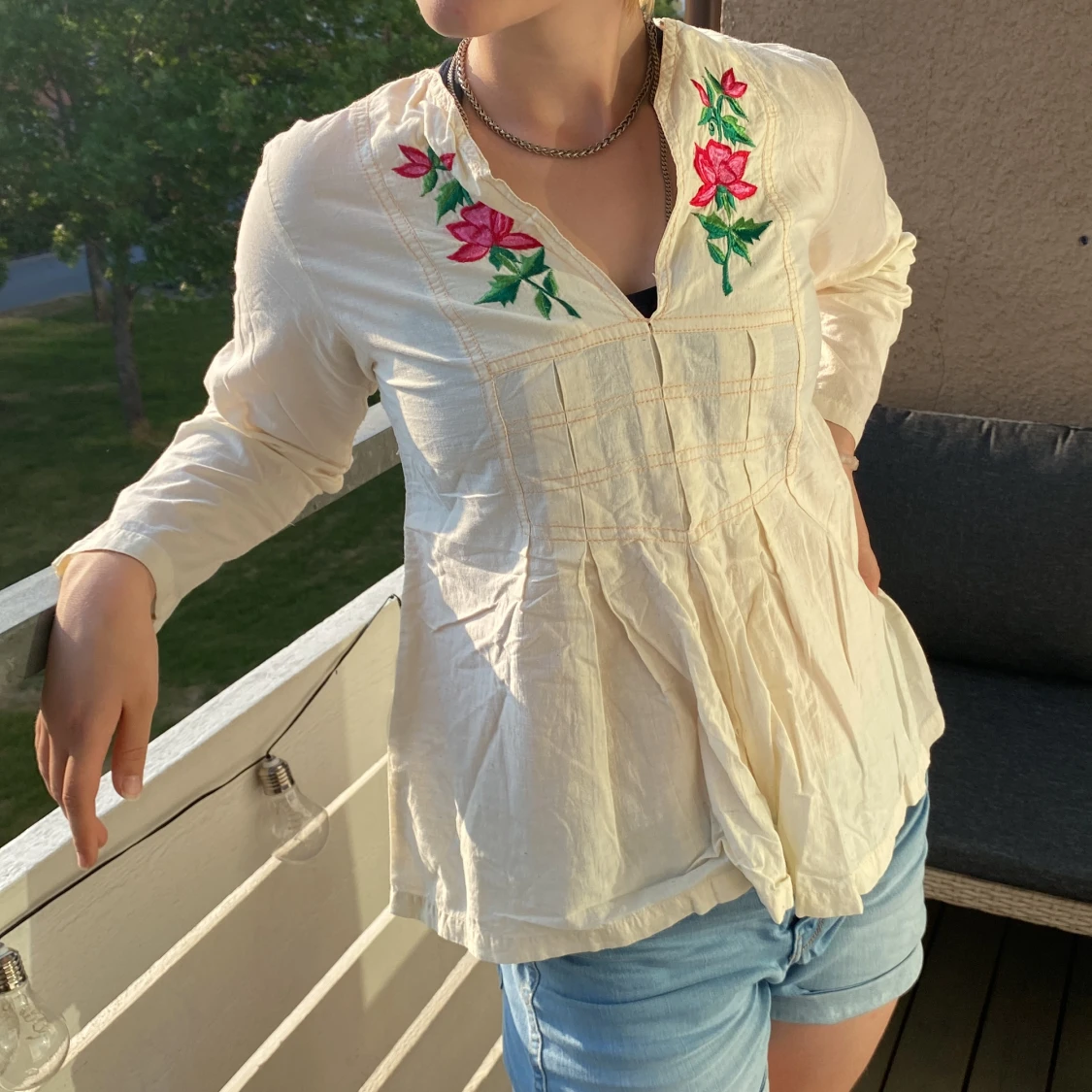 Fin blus med blommiga detaljer  - 90