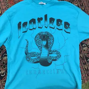 Snygg blå tröja med orm-tryck