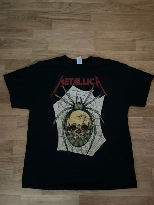 Metallica merch från 2015 - Metallica merch från 2015 bra skick använd fåtal gånger. Pris är diskuterbart det är bara att kommer med förslag, samma med frågor:)