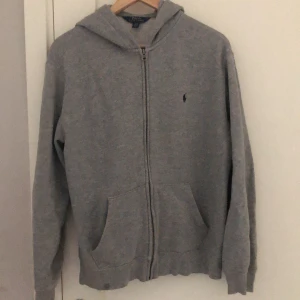 Grå polo ralph lauren kofta  - Säljer den för den är för liten   Har använt den under 10 gånger.