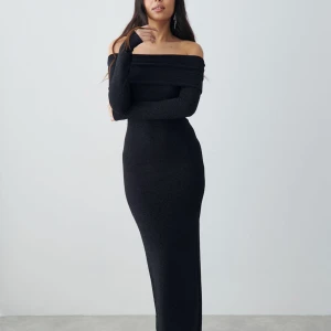 Gina offshulder klänning - Hej säljer min svarta Gina offshulder klänning använd 1 gång som ny jätte fin i storlek S köptes för 600kr säljer för 300kr  finns i Stockholm. 