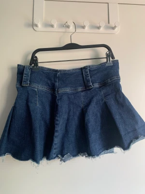 y2k mini kjol  - Mini pladdd skirt i jeans, y2k vibes. ✨😍 Aldrig använd. Storlek 36  Kan stylas så fint med toppar eller boots. Stretchigt material så den är även bekväm. Så himla fint nu till sommaren 💕😍