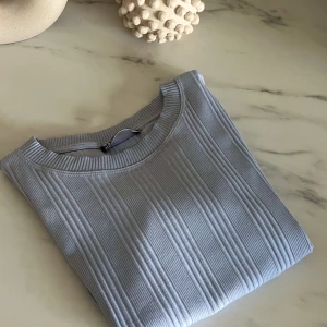 Zara topp - En ljusblå topp från zara som kom aldrig till användning, väldigt stretchig 