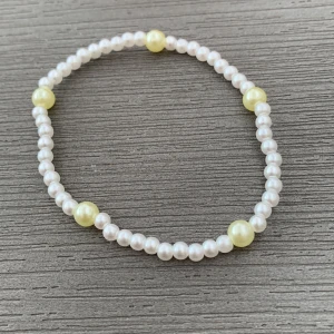 Pärlarmband - Armband som passar handled runt 16-17 cm. 