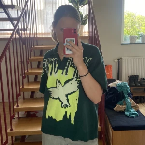 Stickad t-shirt Weekday - Hej!   En stickad t-shirt med krage från weekday! Svincool! Ganska tung i tyget🤩  Rensar garderoben och säljer ut en massa kläder! Samfraktar gärna, priset är diskuterbart vid snabb affär!❤️