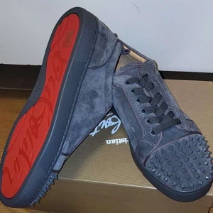 Louboutin skor - Louboutin skor av högsta kvalité. Köps i kina innan 4e juli och kan mötas upp i Stockholm eller skicka i Sverige då. Förran gången sålde jag exakt detta par för 2500. Denna gång säljer jag för endast 2100kr. Priset kan diskuteras. Kom priv vid frågor!