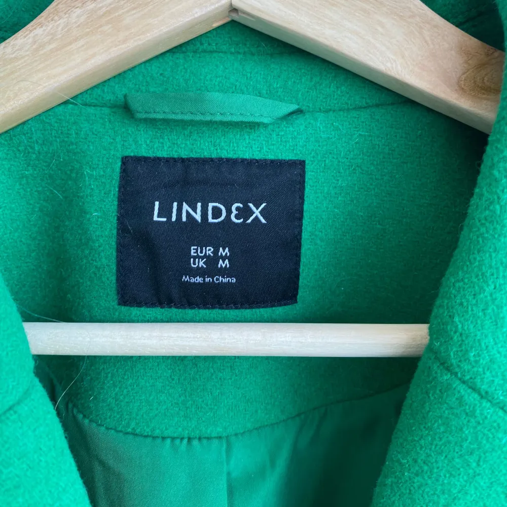 Kavaj från Lindex, modell Wool blend.  Storlek: M Material: 53% wool, 47% polyester Anmärkning: Lite nopprig i tyget.. Nypris: 1390 SEK. Kostymer.