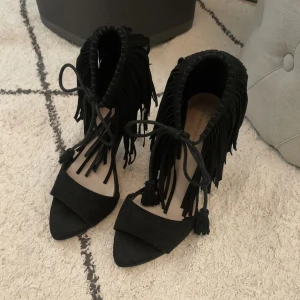 Zara klackar - Säljer coolaste klackarna med fransar från zara!! 