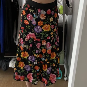 Långkjol - somrig långkjol 🤍 vet tyvärr varken märke eller storlek men skulle säga xs / s 