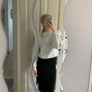 Grå tröja  - En grå sweatshirt utan luva. Den är bara använd ett fåtal gånger och i väldigt bra skick. Säljer då den inte passar längre💕