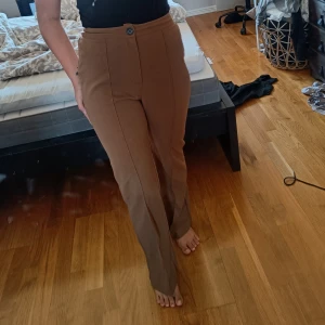 Byxor  - Bruna, tunnare byxor från Shein i storlek S. Ej använda så är i mycket fint skick. Inga fickor.