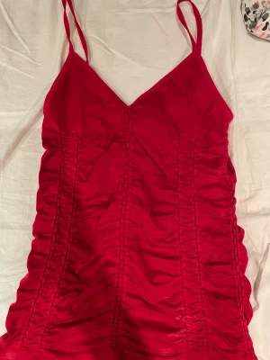 Rött linne - Ett rött linne med coola detaljer!💘