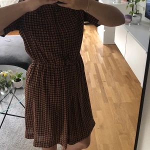 vintage klänning - Jättefin klänning. Den är mer brun än vad den ser ut på bilderna. 🤎Aldrig använd