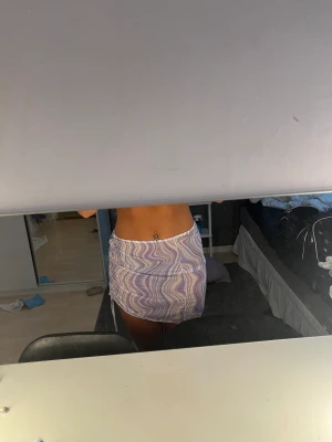 Strand kjol - Lätt att ta på sig över en bikini på stranden. Skön och luftande kjol i storleken L, kjolen är från shein och passar mig som är S/M tjej. 