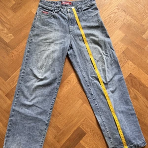 Clench jeans - Baggy jeans med cool wash. Skadade nedtill 