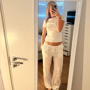 Vita Linnebyxor  - Hej, jag säljer dessa populära vita linnebyxor från H&M pga jag har så många linnebyxor och dessa kommer inte till användning! Jag är 170 cm lång. De är lite genomskinliga men de fungerar bra med vita, beiga o ljusa trosor. Hör av er vid intresserade💞