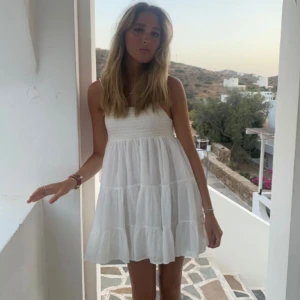 Zara klänning - Säljer denna as snygga trendiga klänningen från zara. Jätte fin och aldrig använd så därav nyskick (lånade bilder) 💘