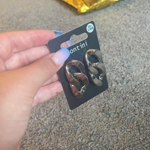 Örhängen  - Super fina örhängen! Säljer för att har typ ett par sånna så dessa kommer typ inte till andvöndning!❤️