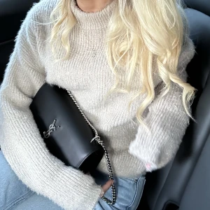 Tjocktröja - Säljer en jättesöt tjocktröja som glittrar lite. Då den inte kommer till användning särskilt mycket. Storlek S