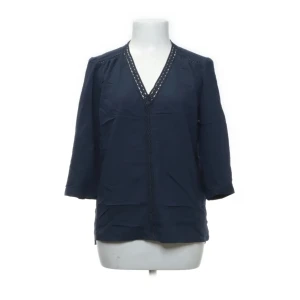 Mörk blå blus - Super fin mörk blå blus med söta knappar på armarna. Tröjan är köpt från sellpy och det stog att den var i jätte bra skick. Säljer då den inte passar. 