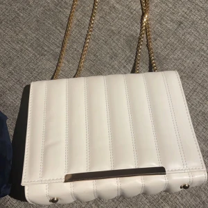 Väska  - Alldrig använd väska med guld detaljer, fin och rymmer mycket. säljer pågrund utav att jag har för många väskor 