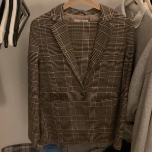 Kostym sett - Köpte båda tillsammans för 400kr så kommer sälja 150kr/ styck och 300 tillsammans , är i princip inte används alls 💗💗