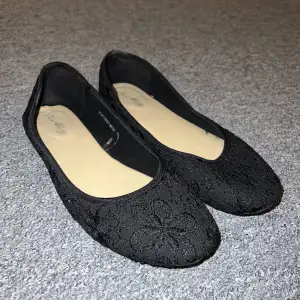 Säljer nu dessa svarta ballerina skor, mina favoriter men passar tyvärr inte mig längre i storleken! 🖤 Skick: 8/10, sparsamt använda (syns dock inte, ser nästan nya ut). Små i storleken!
