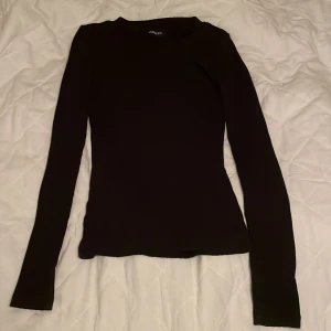 Ribbad svart långärmad - Svart ribbad långärmad tröja från even&odd. Ganska töjbar så passar lite större också. 