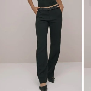 nelly low waist kostymbyxor  - säljer ett par helt oanvända (lapparna är kvar) low waist straight leg pants från nelly storlek 34!!! de är för stora för mig och jag glömde lämna tillbaka dem :( helt nya som sagt, inga defekter. nypris 499kr